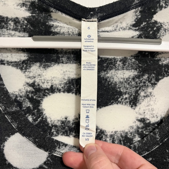Lululemon polka dot tee with front pocket - Picture 3 of 6